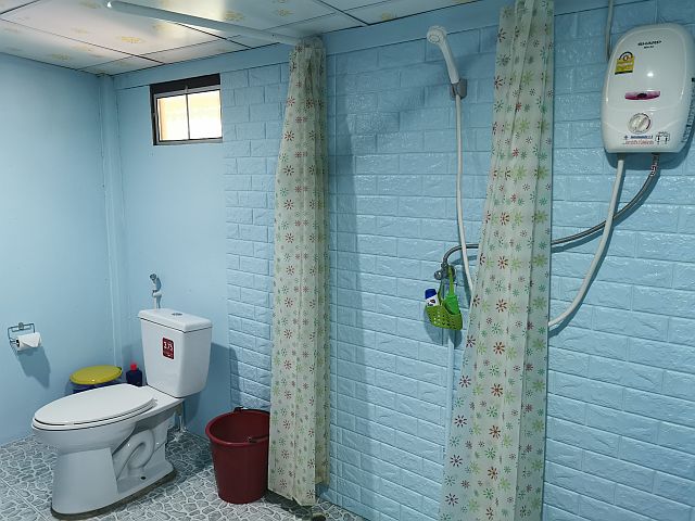 Toilette und Dusche eines Bungalows in Thailand